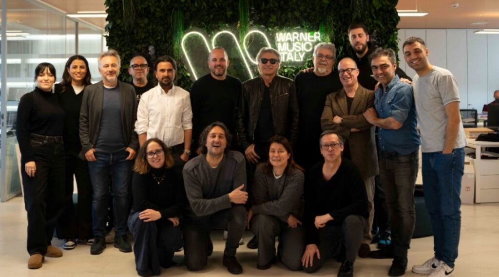 Ligabue con il team di Warner Music e di F&P all'annuncio del deal per la cessione della sua discografia