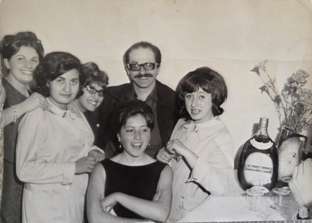 Gino Paoli tra le ragazze per il Mak P dell'Istituto Luigi Sturzo di Castellammare di Stabie