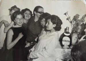 Gino Paoli tra le ragazze per il Mak P 100 del 1964 dell'Istituto Luigi Sturzo di Castellammare di Stabie